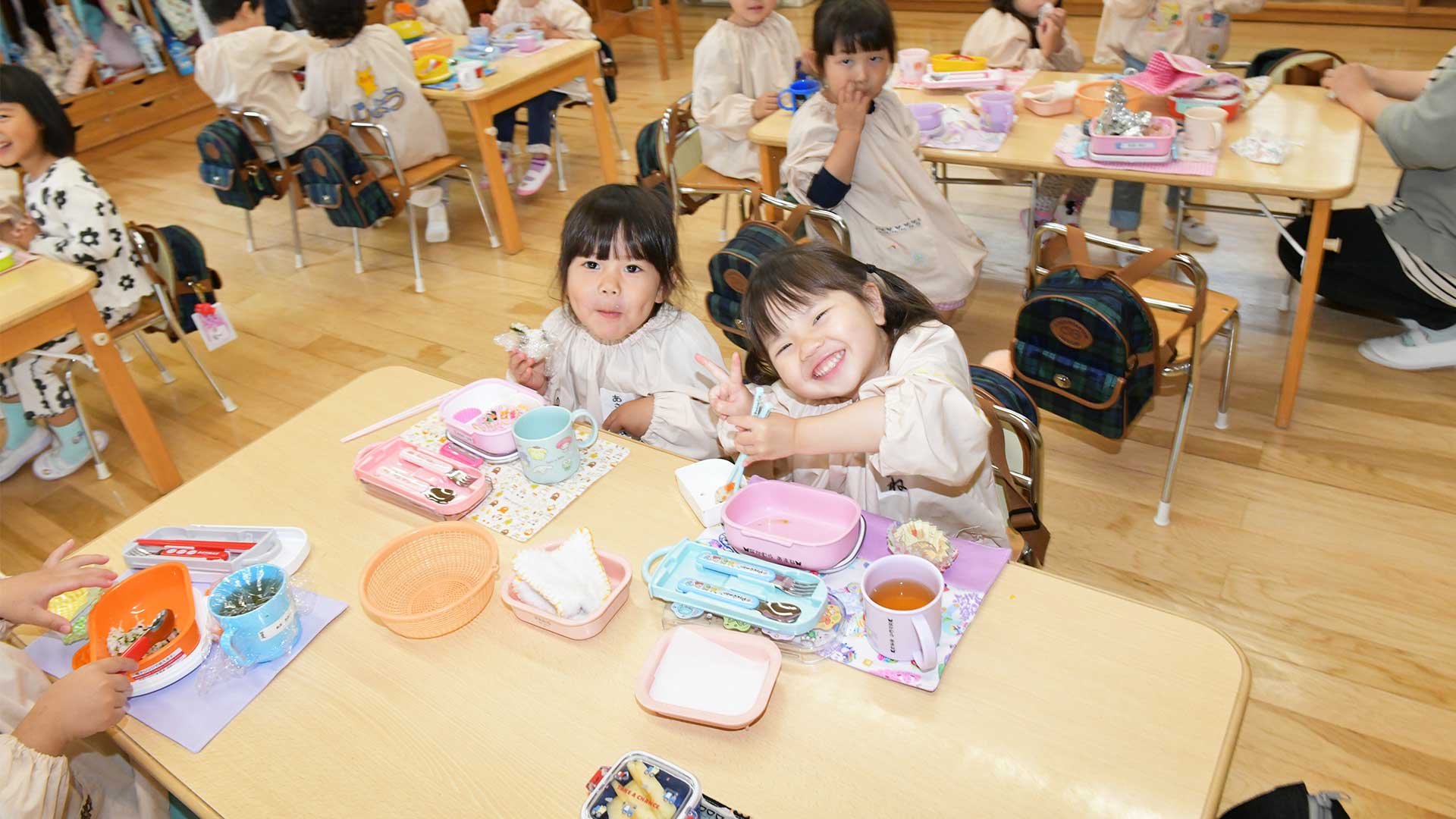 昼食は月・木曜日の希望者が給食、 火・水・金曜日はお弁当です。